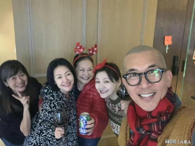 穿棉衣老公戴围巾被嘲连空调都舍不得开九游会J9大S一家台北过圣诞!小S(图2)